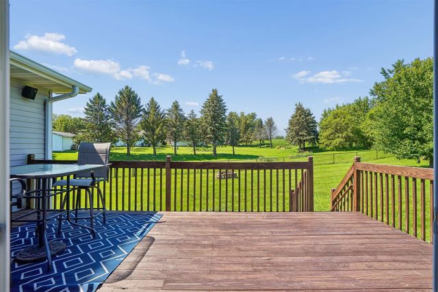5685 Summerland Drive, Waterloo, IA 50701