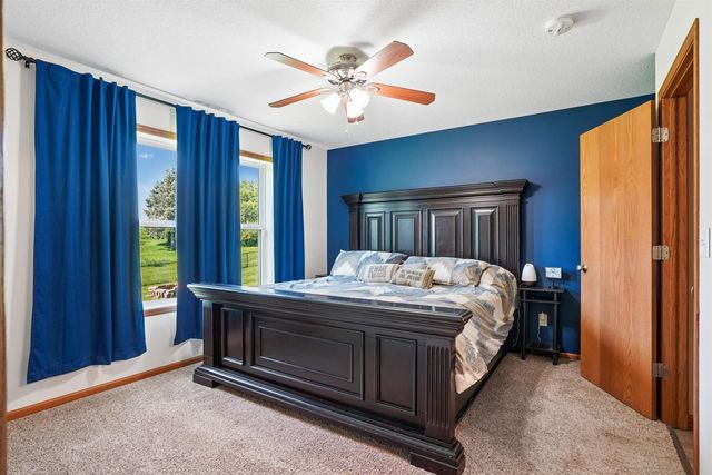 5685 Summerland Drive, Waterloo, IA 50701