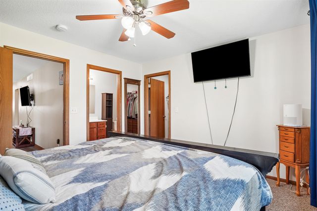 5685 Summerland Drive, Waterloo, IA 50701