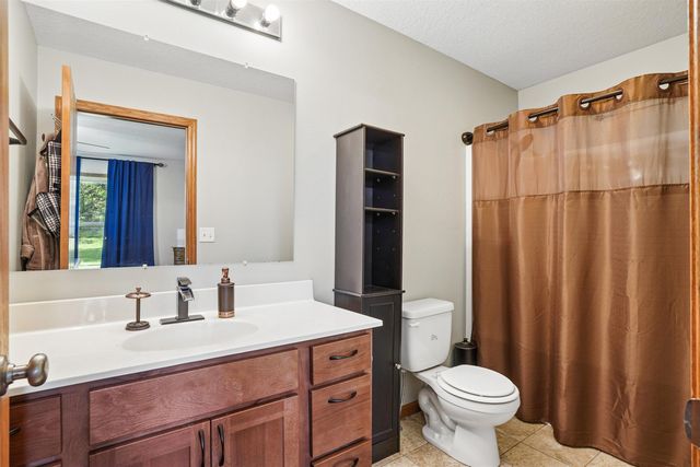 5685 Summerland Drive, Waterloo, IA 50701