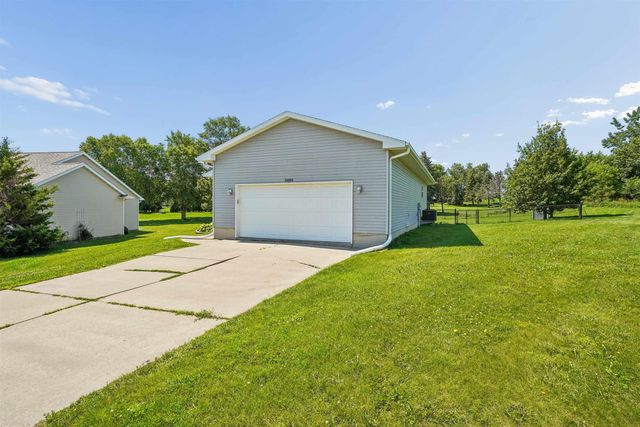 5685 Summerland Drive, Waterloo, IA 50701