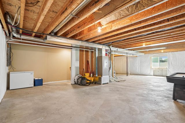 5685 Summerland Drive, Waterloo, IA 50701