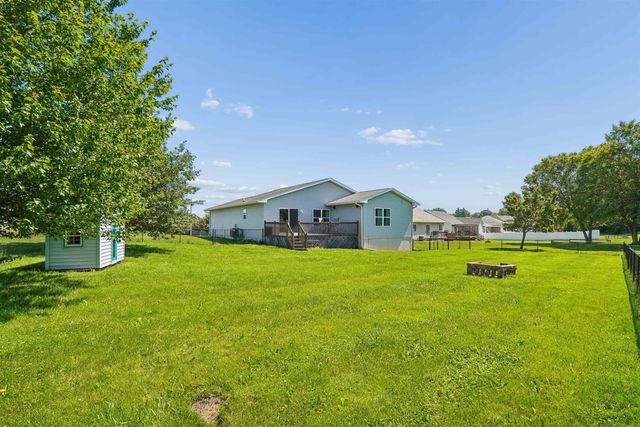 5685 Summerland Drive, Waterloo, IA 50701