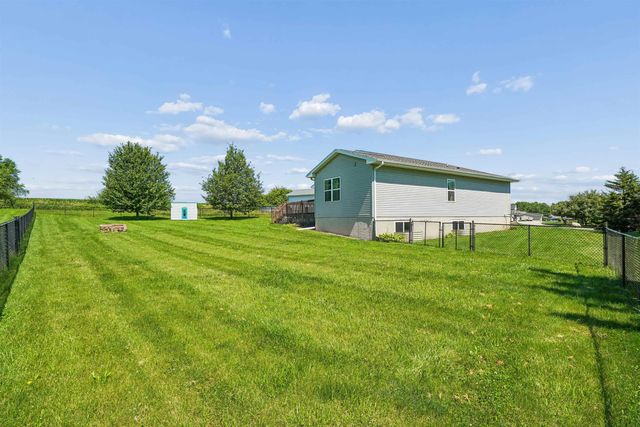 5685 Summerland Drive, Waterloo, IA 50701