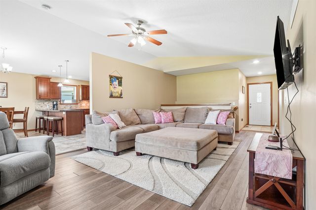 5685 Summerland Drive, Waterloo, IA 50701