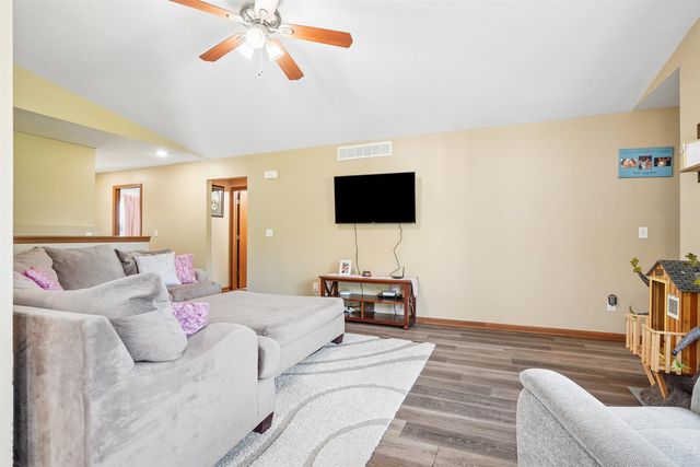 5685 Summerland Drive, Waterloo, IA 50701