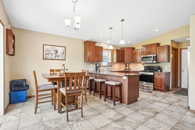 5685 Summerland Drive, Waterloo, IA 50701