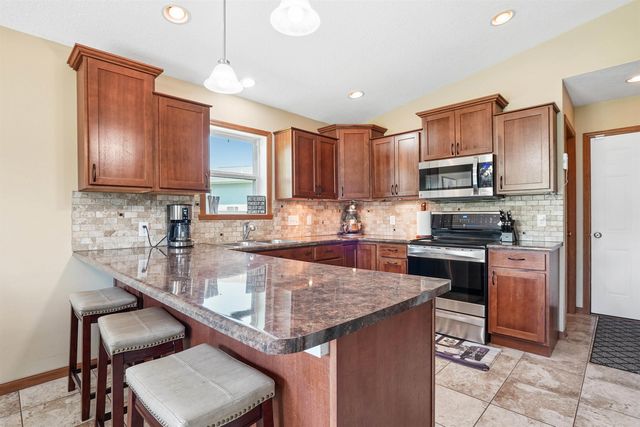 5685 Summerland Drive, Waterloo, IA 50701
