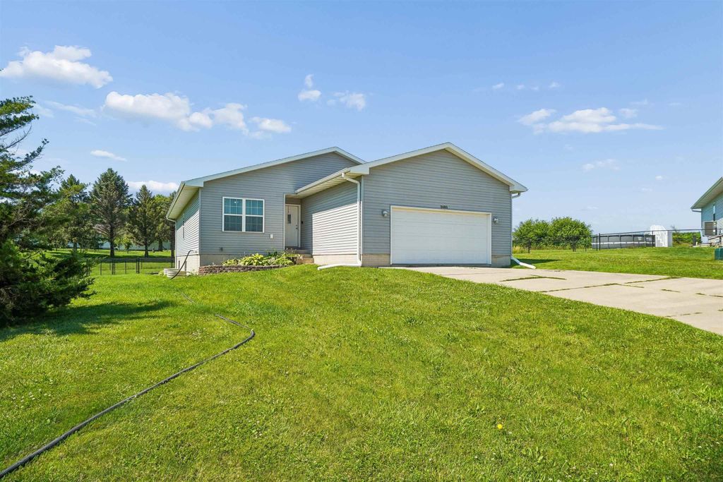 5685 Summerland Drive, Waterloo, IA 50701