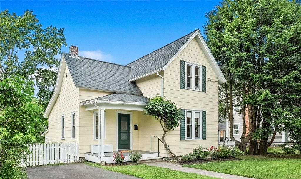62 Crest St, Concord, MA 01742