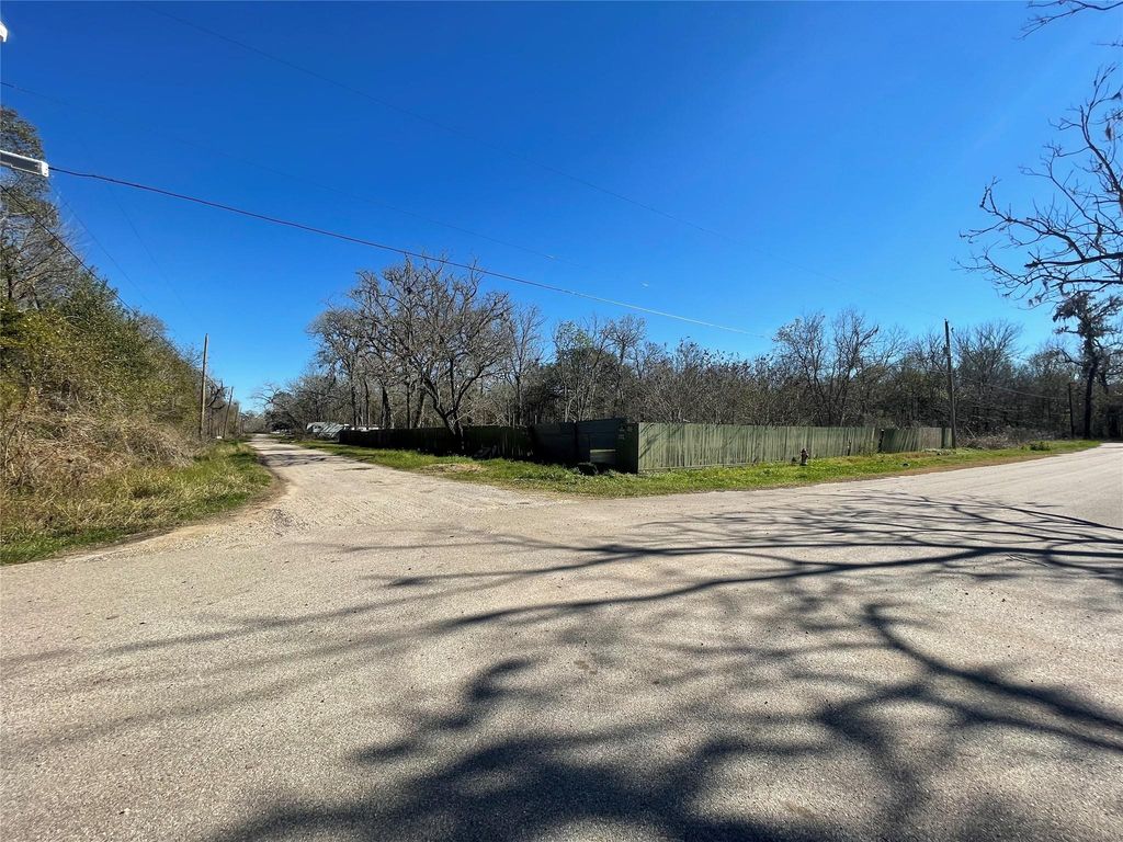 205 Sitka Drive, Angleton, TX 77515