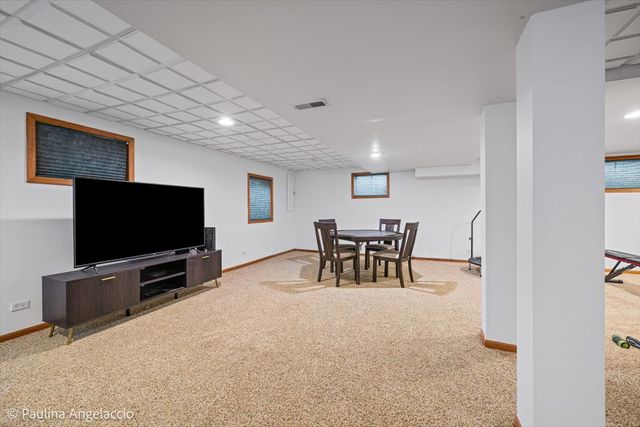 1713 Edgewood Drive, Algonquin, IL 60102