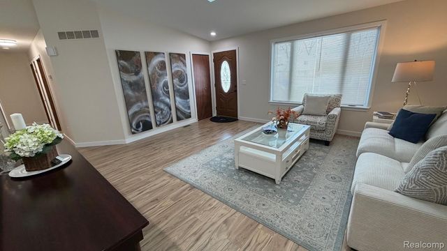 3639 Loch Drive, Highland Charter Township, MI 48357