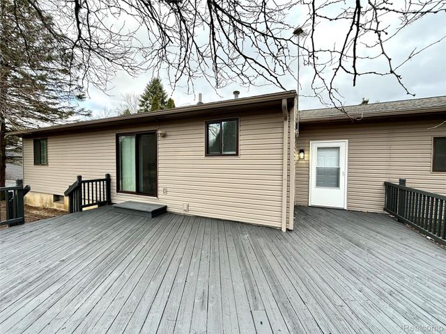 3639 Loch Drive, Highland Charter Township, MI 48357