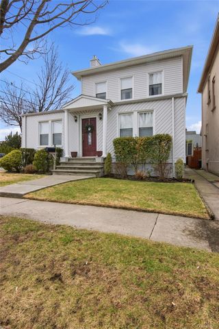 17 Park Place, Floral Park, NY 11001