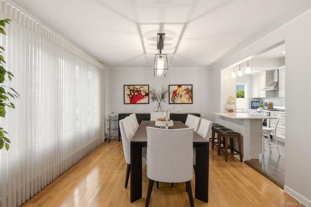 17 Park Place, Floral Park, NY 11001