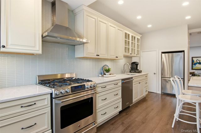 17 Park Place, Floral Park, NY 11001