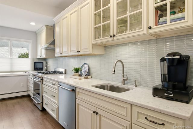 17 Park Place, Floral Park, NY 11001