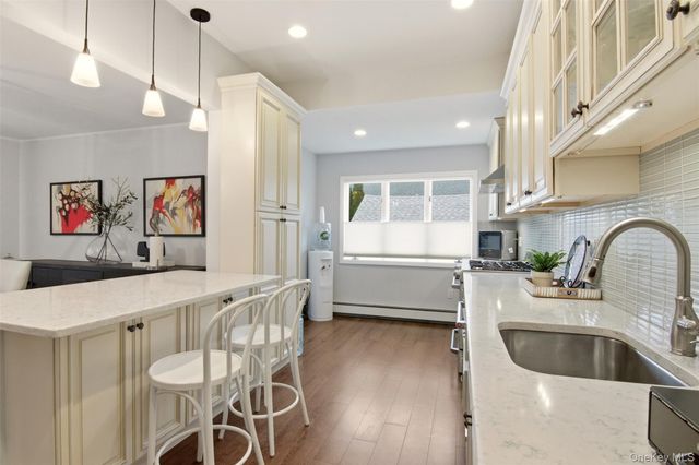 17 Park Place, Floral Park, NY 11001