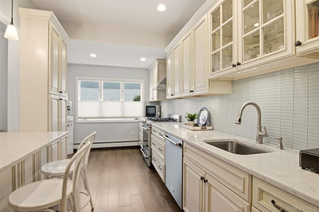 17 Park Place, Floral Park, NY 11001