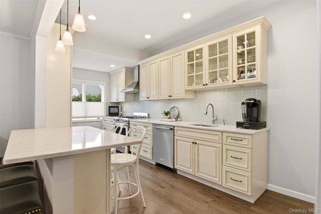 17 Park Place, Floral Park, NY 11001