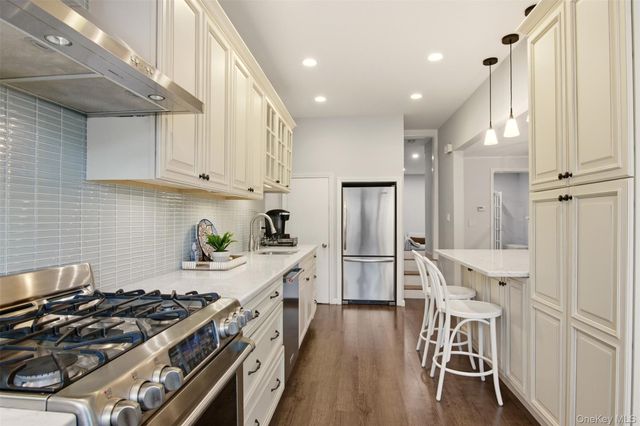 17 Park Place, Floral Park, NY 11001