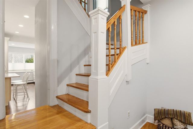 17 Park Place, Floral Park, NY 11001