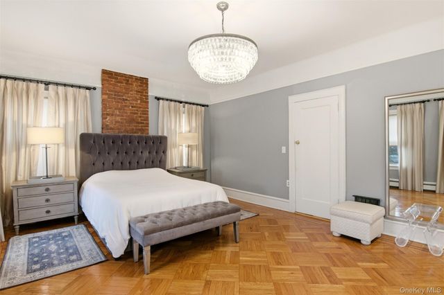 17 Park Place, Floral Park, NY 11001