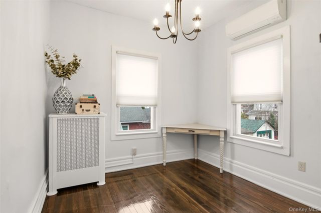 17 Park Place, Floral Park, NY 11001