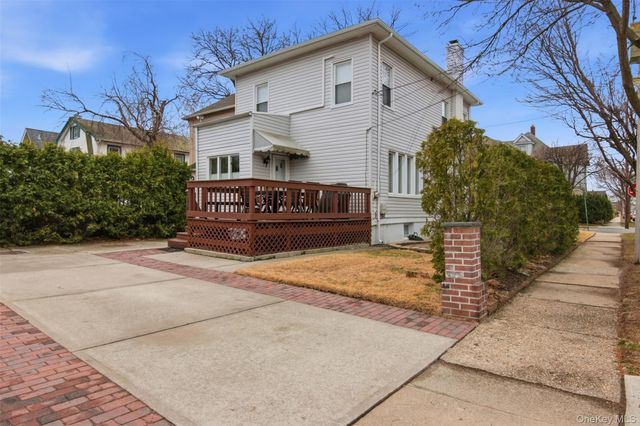 17 Park Place, Floral Park, NY 11001