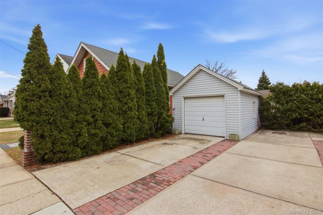 17 Park Place, Floral Park, NY 11001