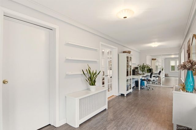 17 Park Place, Floral Park, NY 11001