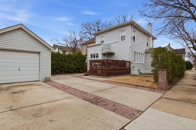 17 Park Place, Floral Park, NY 11001