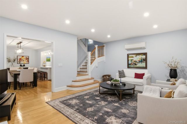 17 Park Place, Floral Park, NY 11001