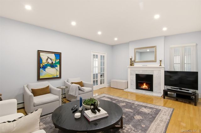 17 Park Place, Floral Park, NY 11001