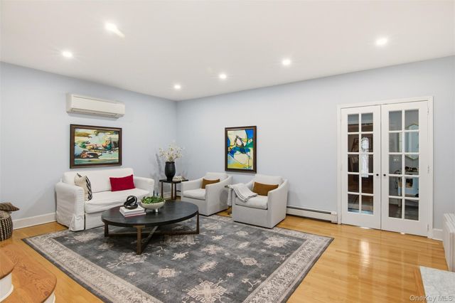 17 Park Place, Floral Park, NY 11001