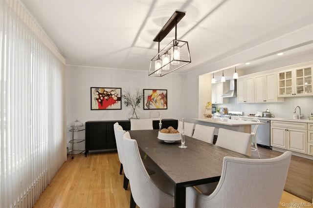 17 Park Place, Floral Park, NY 11001