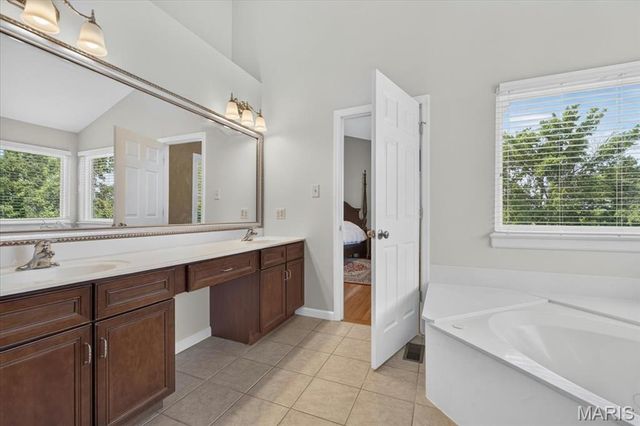 9326 Caddyshack Circle, St Louis, MO 63127