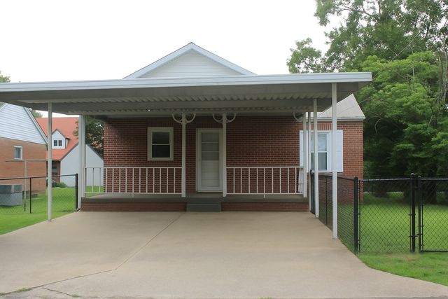 102 Oak Ave, Centerville, TN 37033