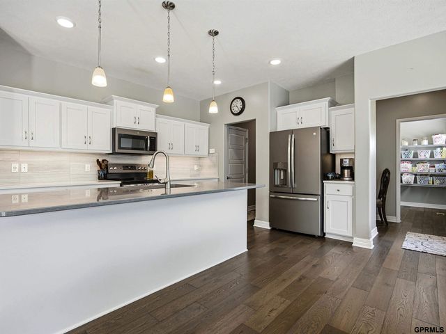 10215 S 124 Street, Papillion, NE 68046