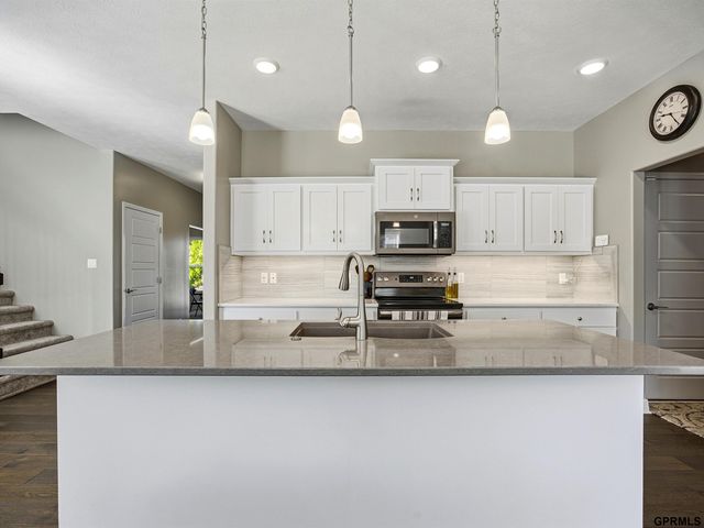10215 S 124 Street, Papillion, NE 68046