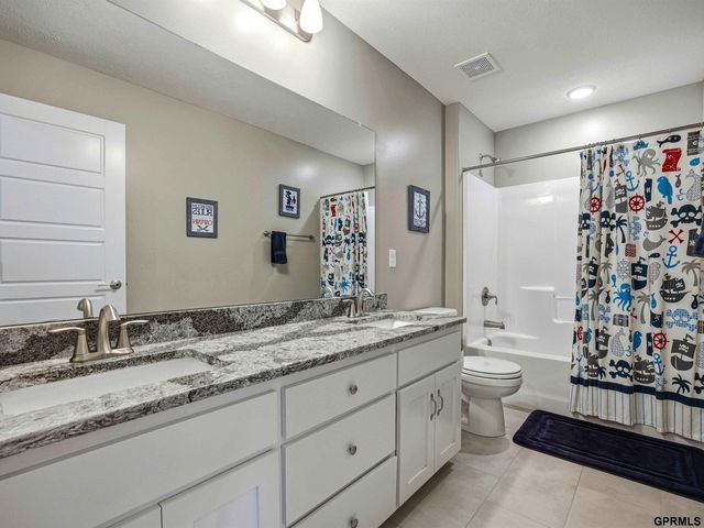 10215 S 124 Street, Papillion, NE 68046