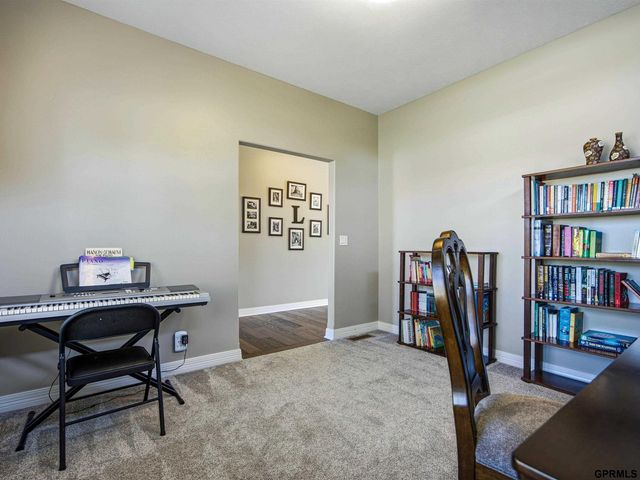 10215 S 124 Street, Papillion, NE 68046