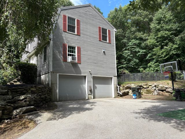 19 E Applewood, Charlton, MA 01507