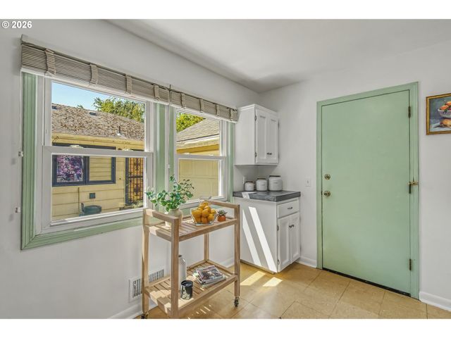 27 Se 85TH Ave, Portland, OR 97216