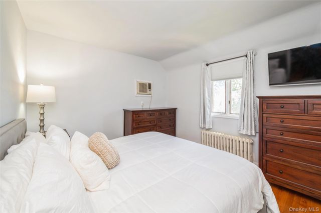 24 Commonwealth Street, Franklin Square, NY 11010