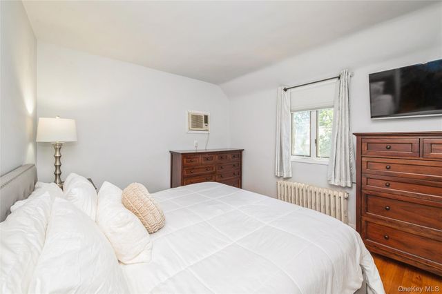 24 Commonwealth Street, Franklin Square, NY 11010