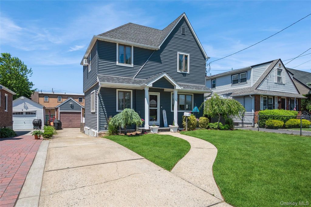 24 Commonwealth Street, Franklin Square, NY 11010
