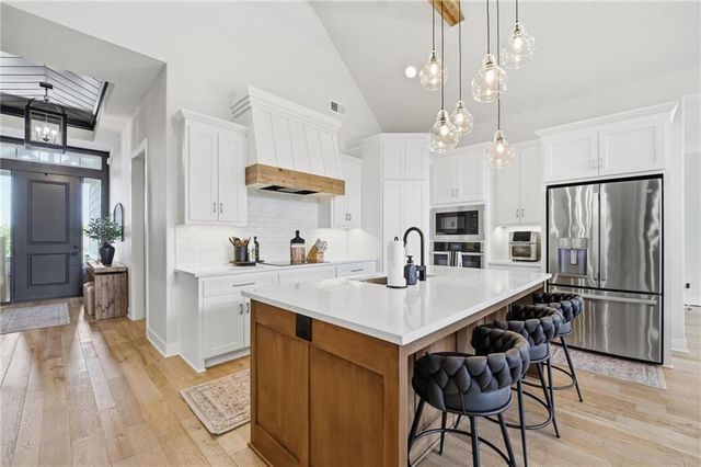 161 NW Carson Drive, Lee's Summit, MO 64081