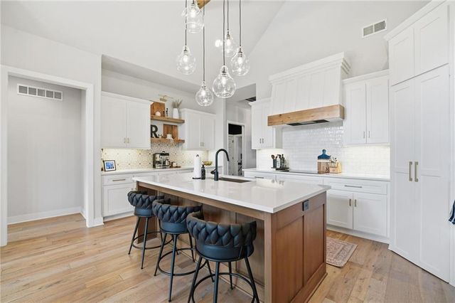 161 NW Carson Drive, Lee's Summit, MO 64081